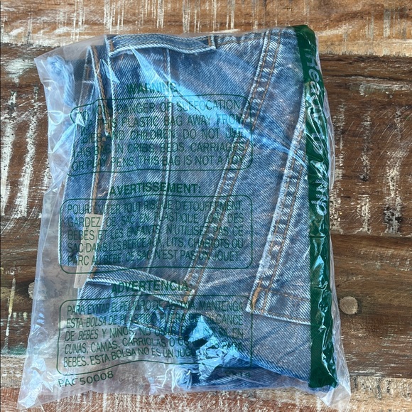 Levi's Women's Blue Denim Shorts NWT - Picture 5 of 5